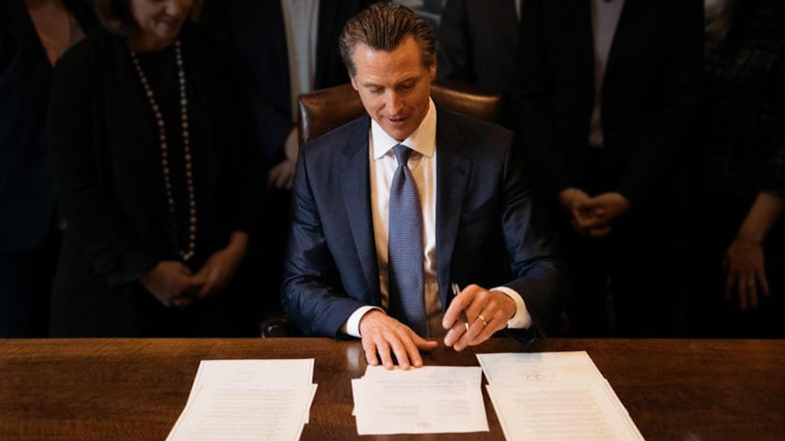 Gavin Newsom — Executive Order zu KI-Aufsicht und Kill-Switch-Prüfung, 18.09.2026.